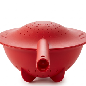 Colador de espaguetis rojo con tapa perforada, pico vertedor y base con patas