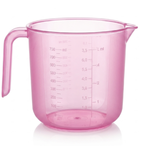 Jarra plástica rosa translúcida con asa, pico vertedor y marcas de medición en ml y litros.