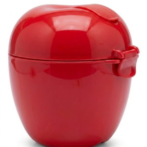Recipiente plástico rojo con forma de manzana y broche de seguridad, sobre fondo blanco.