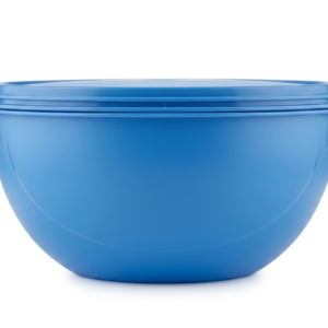 Recipiente plástico azul hermético con tapa y asas laterales sobre fondo blanco