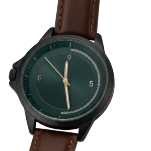 Reloj de caballero con carátula verde, manecillas doradas y correa de cuero café con costuras.