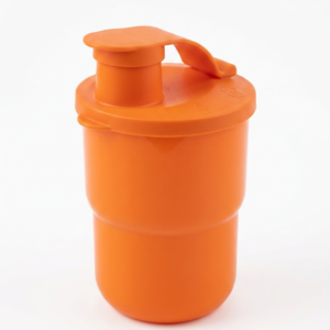 Termo plástico naranja tipo vasito con tapa y pico dosificador, sobre fondo blanco.