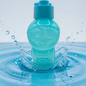 Vaso plástico infantil con forma de robot en color aqua, sobre fondo de agua