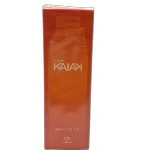 Caja naranja sellada del perfume Natura Kaiak de 100 ml sobre fondo blanco