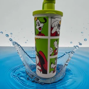 Vaso plástico con tapa verde y pitillo, diseño de Goofy Disney, sobre fondo de agua