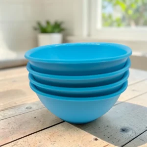 Set de 4 tazones redondos color azul apilados sobre mesa de madera