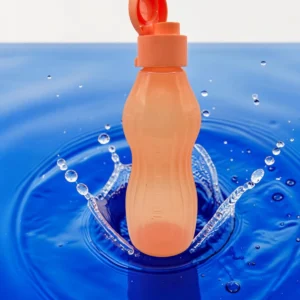 Botella Tupperware naranja con tapa pico abatible sobre fondo azul con salpicaduras de agua
