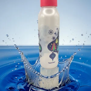 Botella Tupperware blanca con estampado navideño y tapa roja, sobre un splash de agua azul