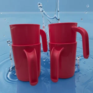 Cuatro vasos plásticos rojos con asa, apilados en pares, sobre fondo azul con agua salpicando